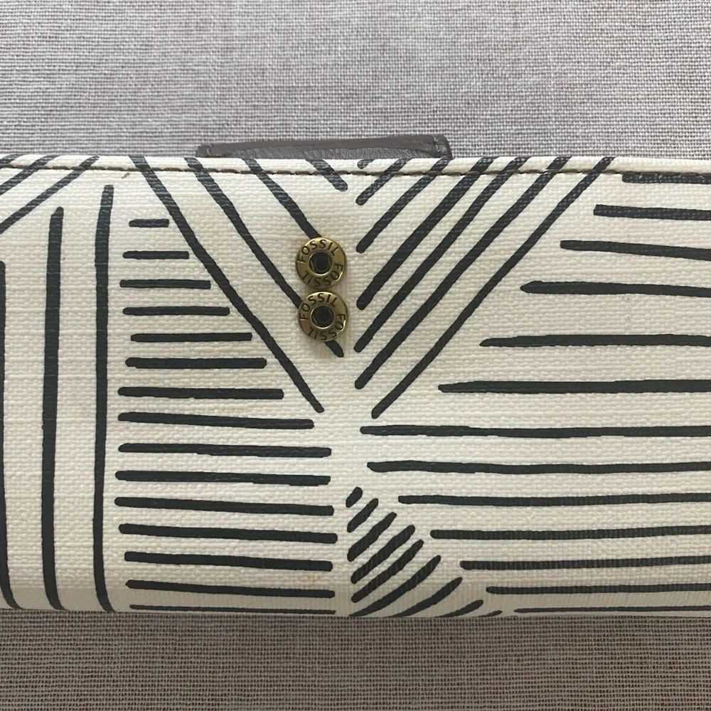 Fossil geometric clutch wallet. - Picture 3 of 13